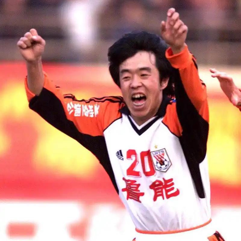 安博体育app下载-山东泰山32年队史，9名射手奉献19顶帽子，哪一顶最璀璨夺目？